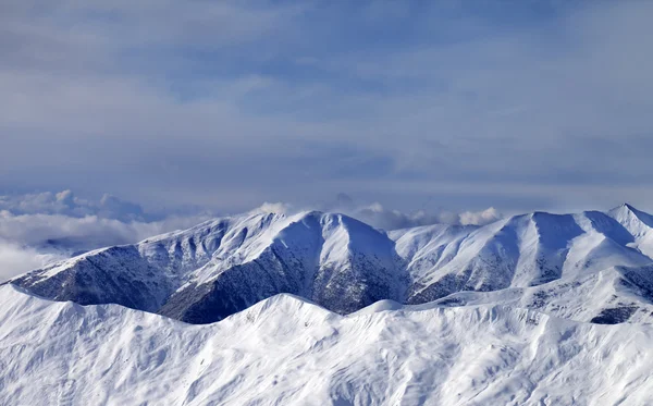 Montanhas de inverno nas nuvens em dia de vento — Fotografia de Stock