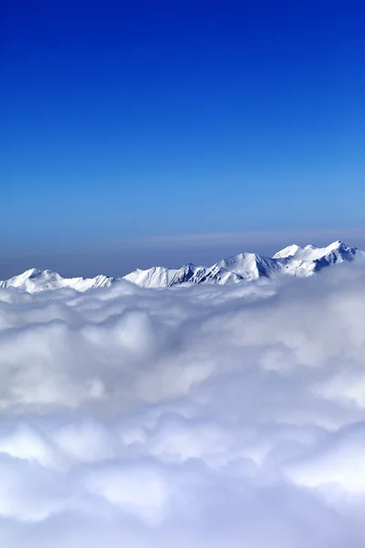 Montañas nubladas en día de invierno agradable — Foto de Stock