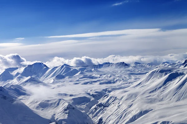 Himmel mit Wolken und Schnee-plateau — Stockfoto