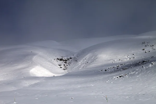 Découvre sur pente hors piste dans le mauvais temps — Photo