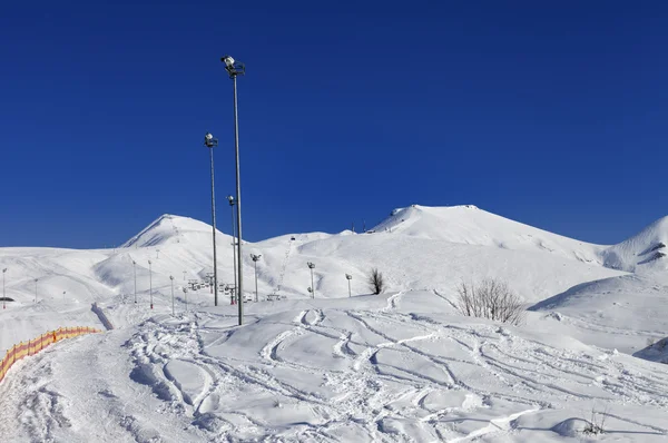 Winter-Berge und Skipiste am Tag schön Sonne — Stockfoto