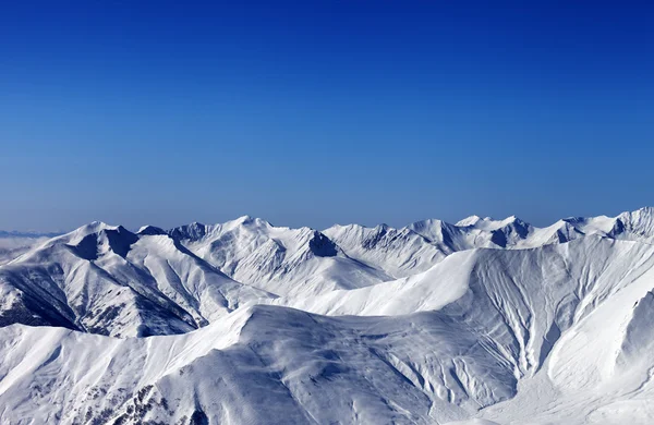 Vinter snötäckta berg med avalanche branthet på kvällen — Stockfoto