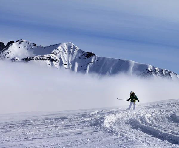 Snowboardåkare störtlopp i offpist backe med nyligen fallna snö — Stockfoto