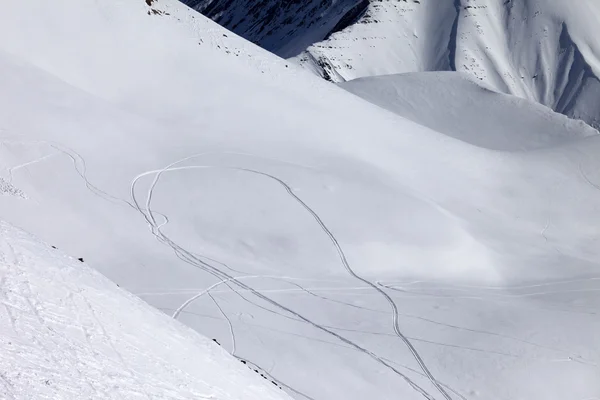 Snowy Bakırlı yamaçta Kayak ve snowboard izleme ile kapalı görüntüleyin — Stok fotoğraf