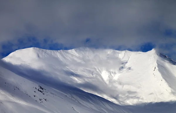 Zeigen Sie auf Sonnenlicht Freeride Piste im Nebel an — Stockfoto