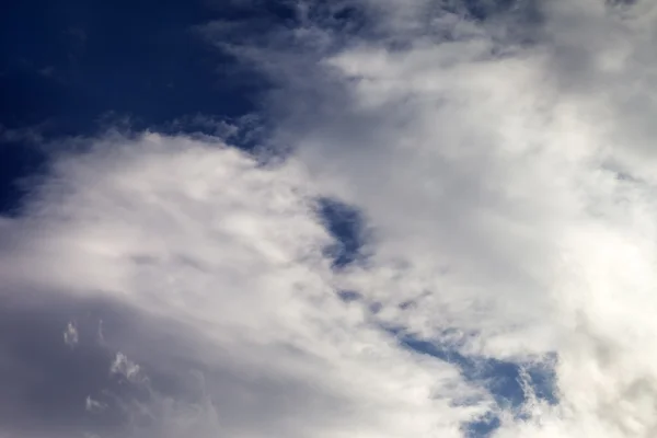 Blauer Himmel mit Wolken — Stockfoto