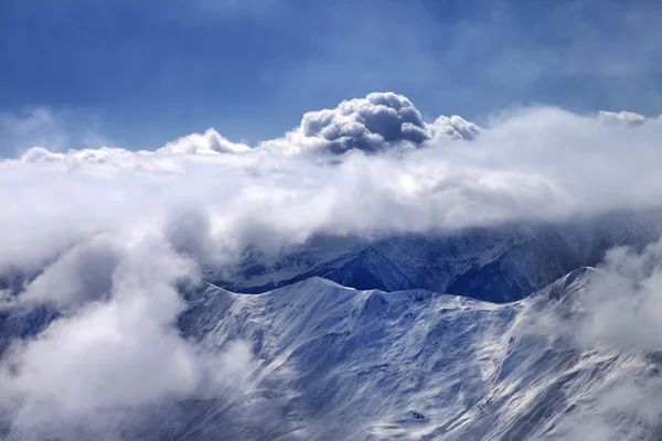 Bulutlar, sis ve güneş ışığı devreden yamaç görüntüleyin — Stok fotoğraf