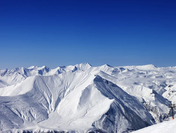 Kış dağlar ve açık mavi gökyüzü güzel gün — Stok fotoğraf