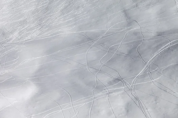 Freeride Piste mit Spuren von Ski und Snowboard — Stockfoto