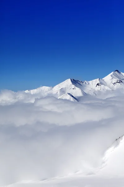 Горы в облаках в прекрасный зимний день — стоковое фото