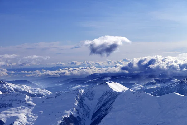 Vinter bergen på trevlig kväll och solljus moln — Stockfoto