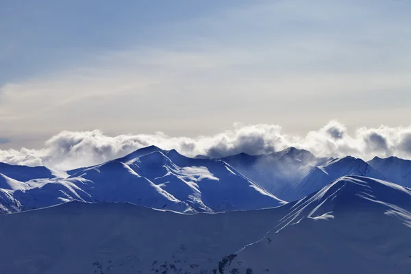 Evening winter mountains and sunlight clouds — Stock Photo, Image