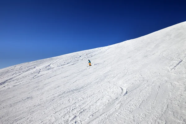 Skier on slope in sun day — Stock Photo, Image