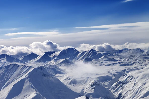 Sneeuw plateau en zonlicht hemel met wolken in de avond — Stockfoto