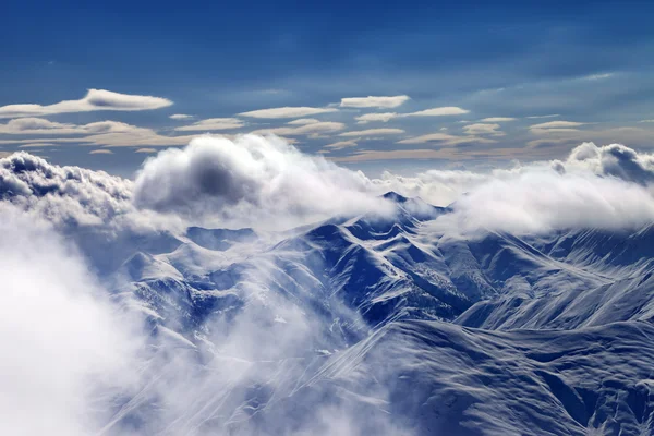 Montanhas de neve com nuvens na noite — Fotografia de Stock