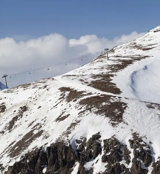 Fuori pista pista con pietre e seggiovia in poco anno di neve — Foto Stock