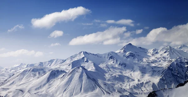Montanhas de inverno nevado em dia de sol. Vista panorâmica. — Fotografia de Stock