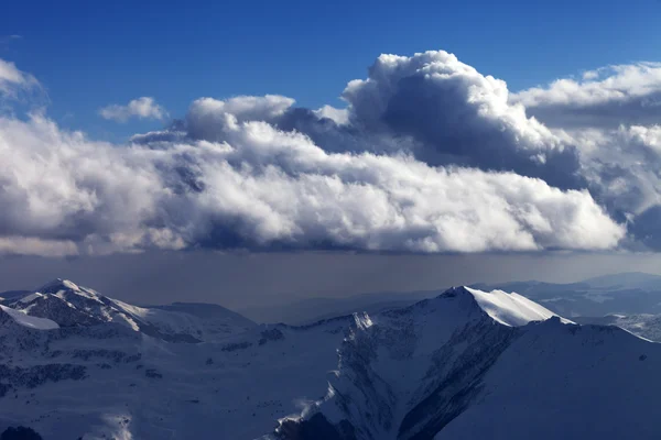 Winter-Bergen im schönen Abend und Sonnenlicht Wolken — Stockfoto