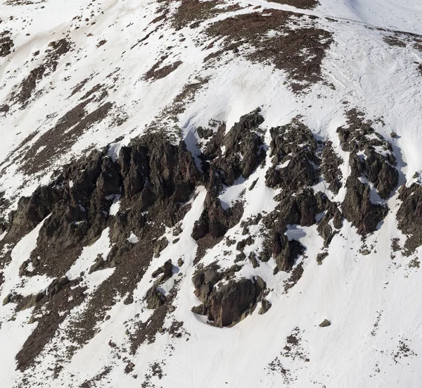 Küçük kar yılı içinde taş olan devreden yamaç — Stok fotoğraf