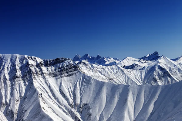 Rocce innevate in giornata di sole invernale — Foto Stock