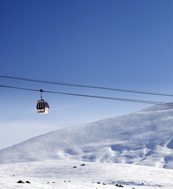 Gondol lifti ve Kayak güzel güneş gün yamaçtan