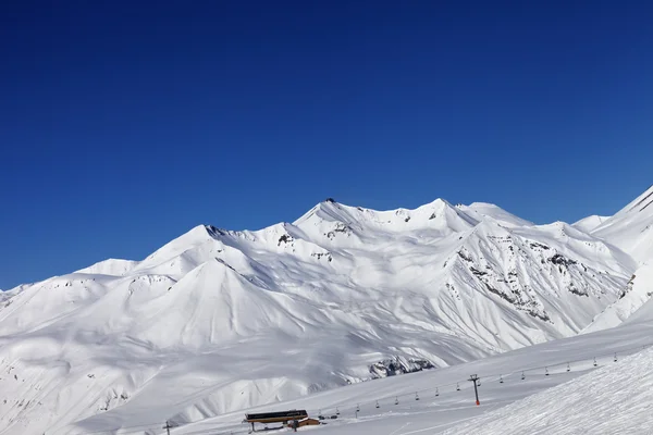 好的太阳一天的滑雪坡 — 图库照片