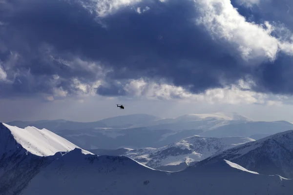 Off-Piste stoku heliskiing i helikopter w wieczór mountai — Zdjęcie stockowe