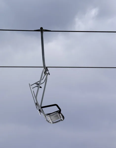 Stol-lift och grå himmel — Stockfoto