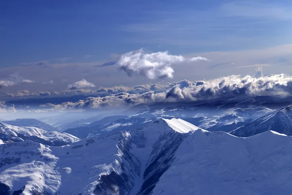 Montagne hivernale au soir et le soleil de nuages — Photo