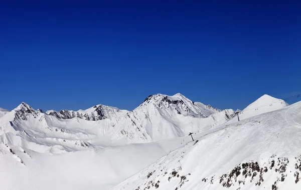 Off-Piste stoku i Kolejka linowa w piękny słoneczny dzień — Zdjęcie stockowe