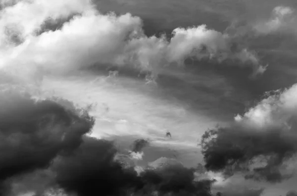 Bianco e nero cielo con le nubi — Foto Stock