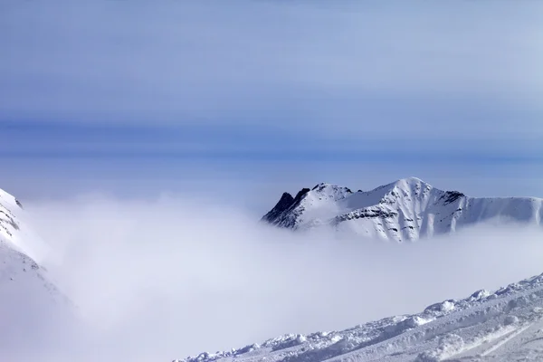 Declive de esqui no nevoeiro — Fotografia de Stock