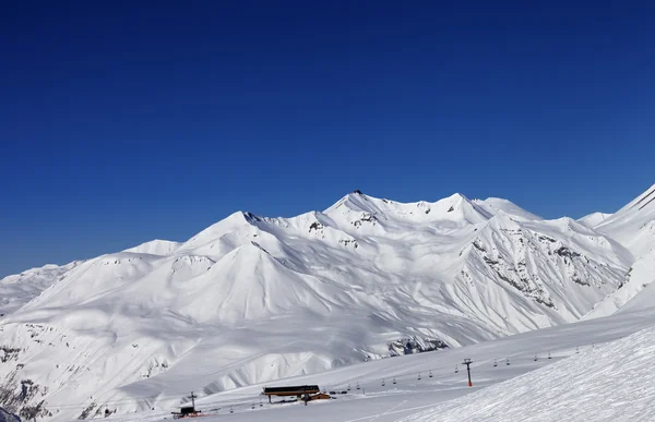 Impianti di risalita alla bella giornata di sole — Foto Stock