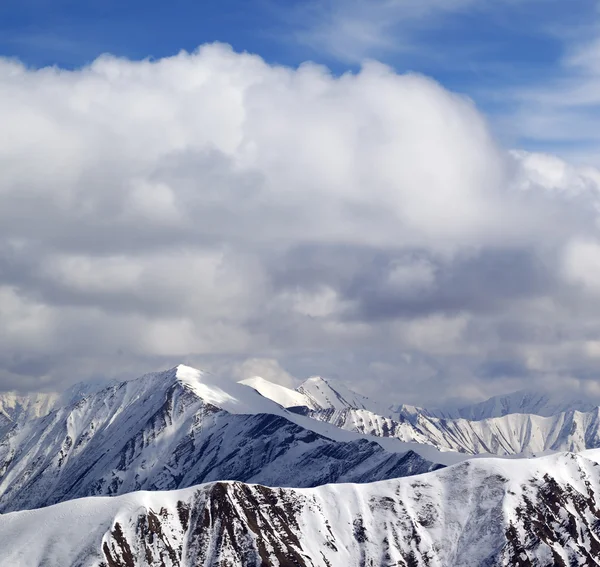 Winter snowy mountains and sky with clouds at nice day — Stock Photo, Image