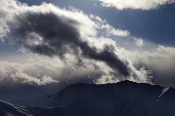 Noite de nuvens escuras, montanha e luz solar — Fotografia de Stock