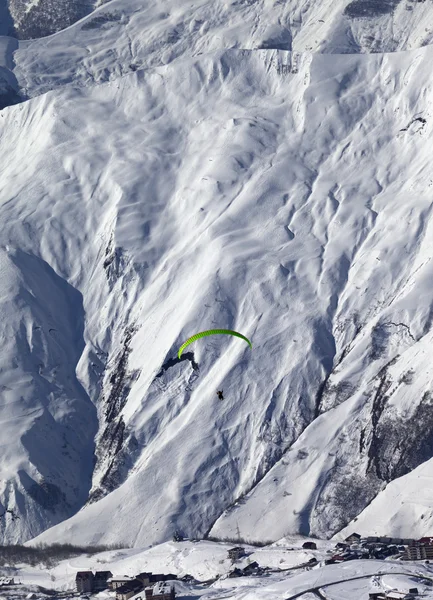 Velocidade voando nas montanhas de neve em um belo dia de sol — Fotografia de Stock