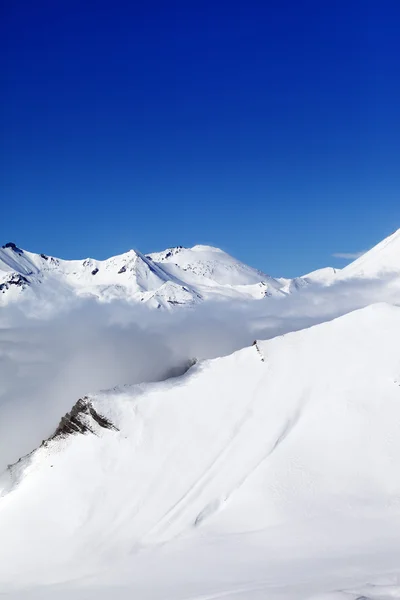 Montagne nevose invernali al giorno di sole — Foto Stock