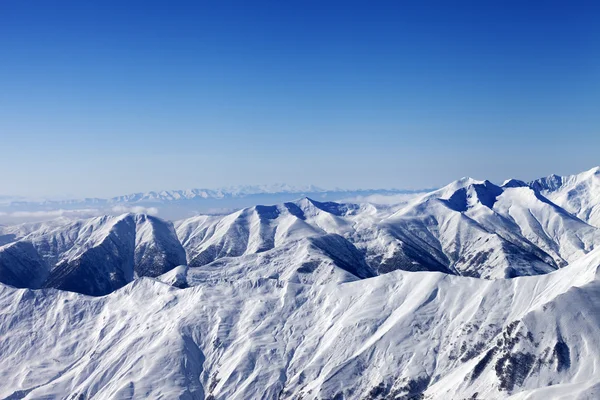 Zimowe góry w słoneczny dzień — Zdjęcie stockowe