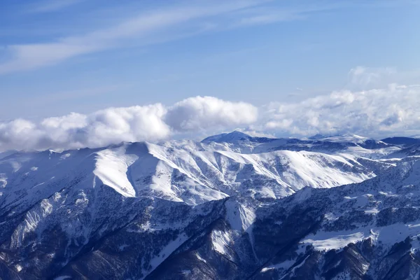 Zonlicht besneeuwde bergen op mooie dag — Stockfoto