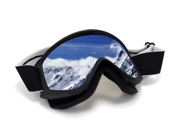 Gafas de esquí con la reflexión de las montañas nubladas Fotos De Stock