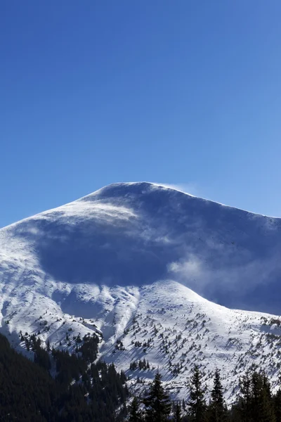 Montañas de invierno en día de viento sol —  Fotos de Stock