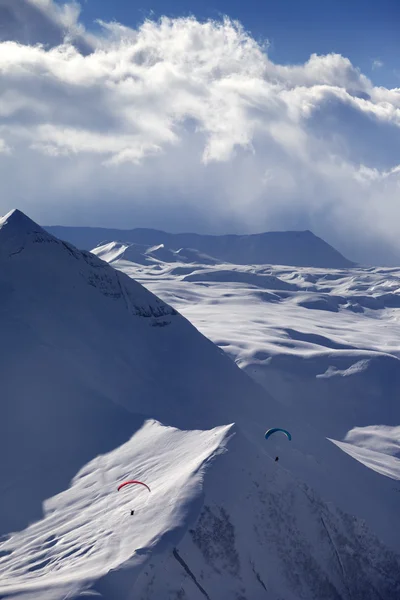 Vol de vitesse dans les montagnes d'hiver — Photo