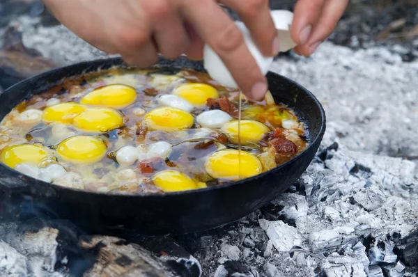 煎鸡蛋。在篝火上做饭. — 图库照片