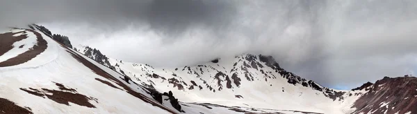 पाऊस आधी बर्फ पर्वत पॅनोरामा — स्टॉक फोटो, इमेज