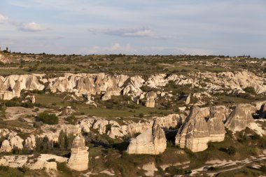 Baharda Kapadokya Vadisi'nin akşam göster
