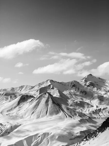 Güzel güneş gün içinde siyah ve beyaz karlı dağlar — Stok fotoğraf