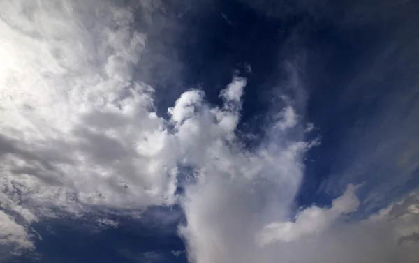 Sonniger Himmel mit Wolken — Stockfoto