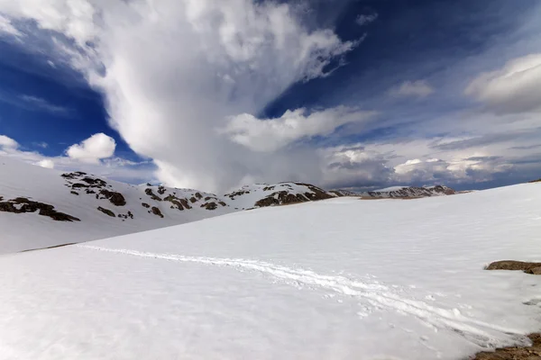 Snowy mountains and sky with clouds — Stock Photo, Image