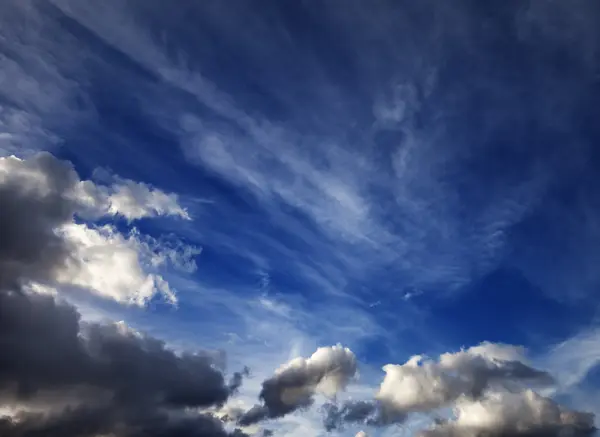 Céu ensolarado com nuvens na noite de vento — Fotografia de Stock