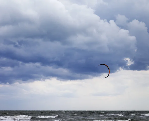 Силовий змій у морі та хмарному небі — стокове фото